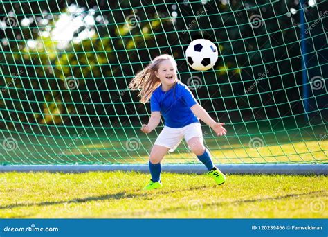 Le Football De Jeu D Enfants Enfant Au Terrain De Football Photo Stock