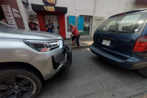 EL ORBE AL MOMENTO Conductor De Una Camioneta Tipo Pick Up De Color