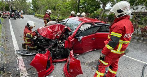 Wanita Maut Kereta Dipandu Suami Terbabas Langgar Pokok Berita Harian