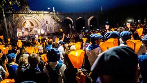 La Procession Au Flambeaux A Lourdes