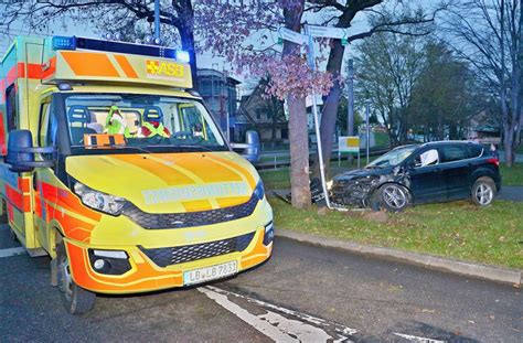 19 jähriger Autofahrer prallt gegen Baum hoher Schaden