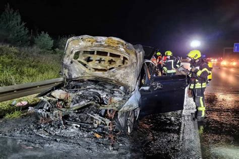 Sankt Augustin Freiwillige Feuerwehr löscht brennenden PKW auf Autobahn