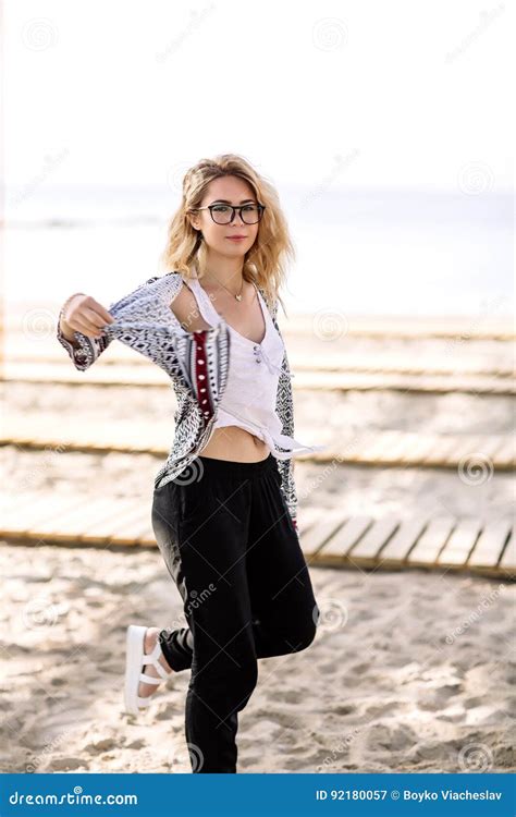 Fille Blonde Sur La Plage De La Plage Sablonneuse Par La Mer Image