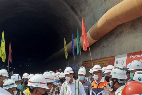 Luhut Tanah Lempung Sebabkan Pembangunan Kereta Cepat Makin Rumit