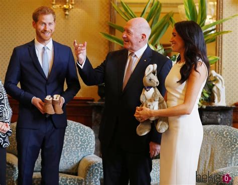 El Pr Ncipe Harry Y Meghan Markle Reciben Regalos Para El Hijo Que