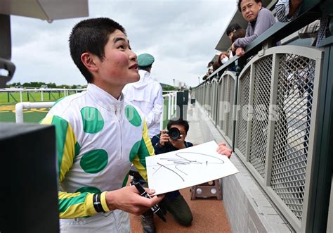 東スポ 写真部 On Twitter 【競馬】2023年5月14日 京都競馬4r ニホンピロアリー で制したルーキー 田口貫太 騎手 「初めてのサインで下手ですみません・・・」と笑顔で