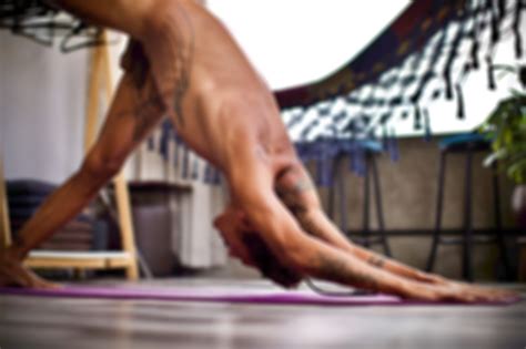 Naked Yoga O Prof Maur Cio C Mera Marca A Reabertura Das