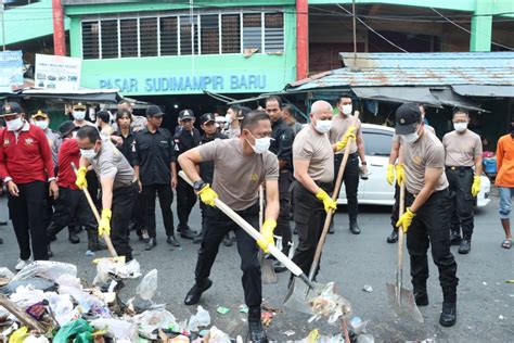 Ganyang Sampah Serentak Bersama Polri Ciptakan Rasa Peduli Lingkungan