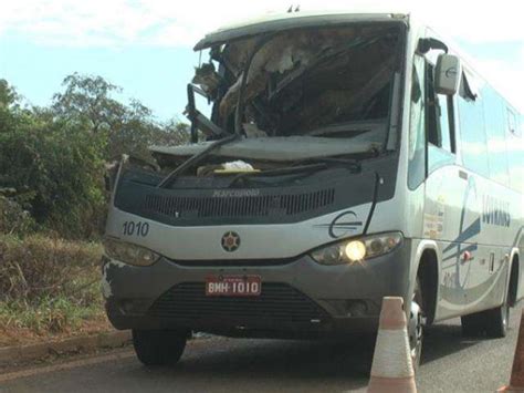 Colisão entre micro ônibus e carreta deixa nove pessoas feridas na BR