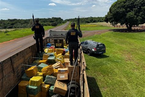 Pol Cia Apreende Toneladas De Maconha Escondidas Em Carreta Carregada