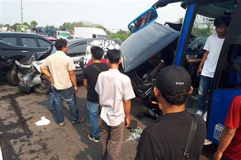 6 Kendaraan Terlibat Kecelakaan Beruntun Di Tol Arah Joglo