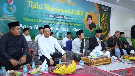 Tumplek Blek Foto Foto Kemeriahan Jemaah Sambut Gus Iqdam Ceramah Di