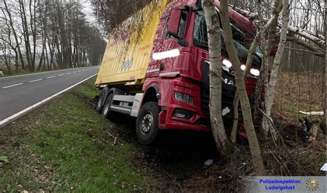 POL LWL LKW Kommt Von Der Fahrbahn Ab Vorbildhaftes Handeln Der