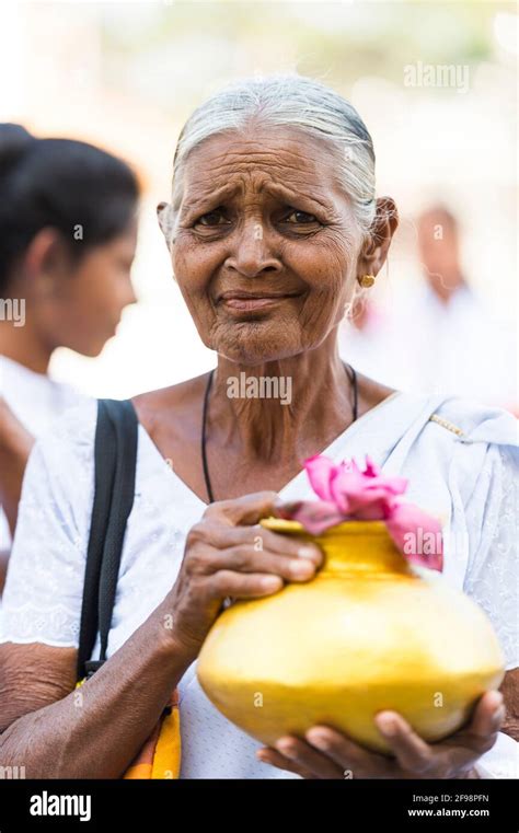 Sri Lanka Anuradhapura Ruwanweli Seya Dagoba Elderly Woman Vase