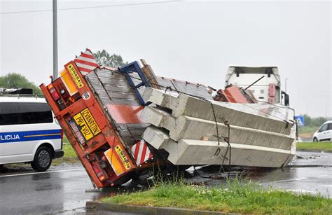 Galerija FOTO Kamion se prevrnuo na kružnom toku prevozio je betonske