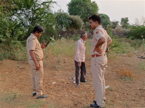 बाइक सवार दो बदमाशों ने की मारपीट कर गहने लूटे घायल महिला को कराया अस्पताल में भर्ती Two