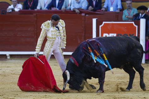 Enrique Ponce Sale A Hombros En Su Despedida De La Plaza De Las Palomas