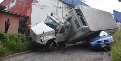 Conductor Estuvo A Punto De Morir Aplastado Por Un Pesado Camión Vídeo