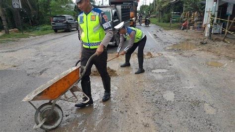 Waspada Jalan Nasional Di Aceh Timur Banyak Yang Rusak Dan Berlubang