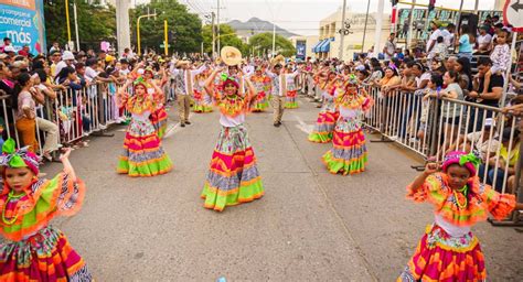 Más de 160 comparsas participaron en el Desfile Folclórico de la Fiesta