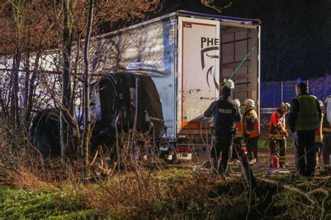 Schwerer Unfall Auf Der A66 Auto Zwischen Baum Und Lkw Eingeklemmt