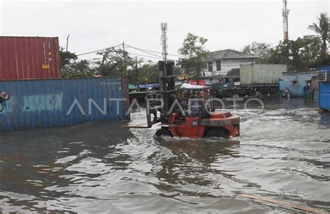 Pelabuhan Sunda Kelapa Terendam Banjir Rob Antara Foto