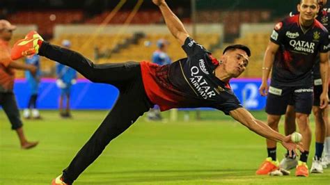 Watch Indian Football Legend Sunil Chhetri Surprises RCB With A