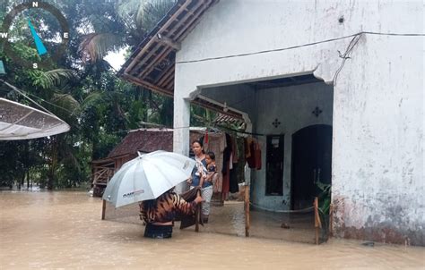 Banjir Sungai Cibeureum Lebak Kepala Keluarga Terdampak