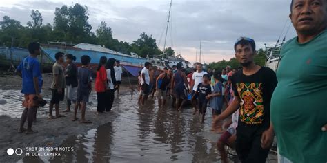 Perahu Fiber Dihantam Gelombang Seorang Ibu Rumah Tangga Di Rote Ndao