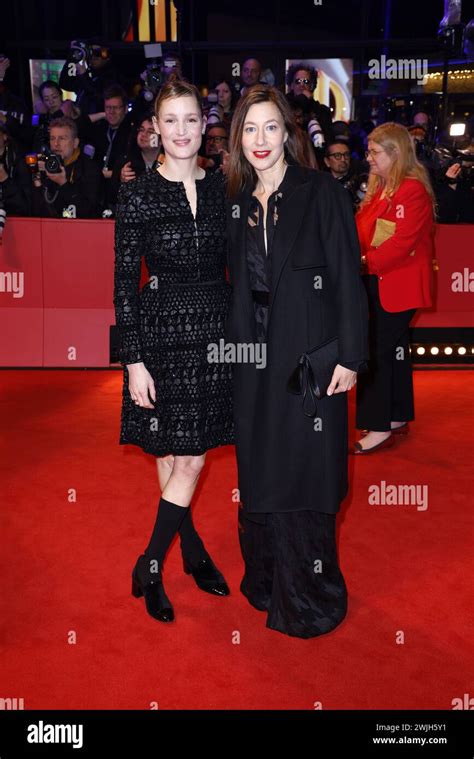 Vicky Krieps E Johanna Wokalek Bei Der Eroeffnung Der Berlinale