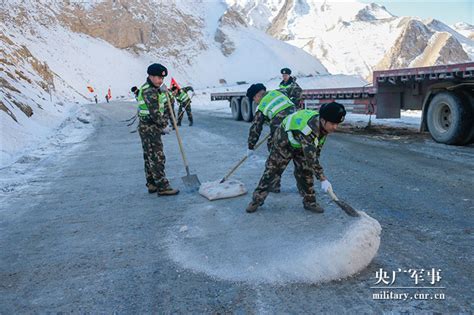 新藏线结冰致交通受阻 武警官兵鏖战6小时抢通道路 中华人民共和国国防部