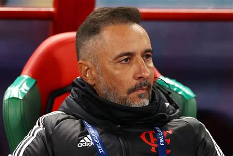 Cai Vitor Pereira técnico do Flamengo chega pressionado a clássico