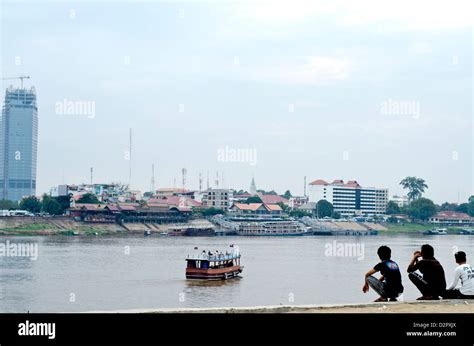 Tonle sap river phnom penh Banque de photographies et dimages à haute