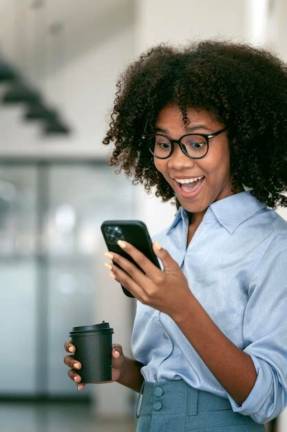 Mulher Negra Excitada Usando Telefone Celular Enquanto Relaxa Durante O