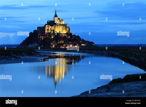 Una Vista De Noche De Mont Saint Michel La Famosa Isla De Marea En