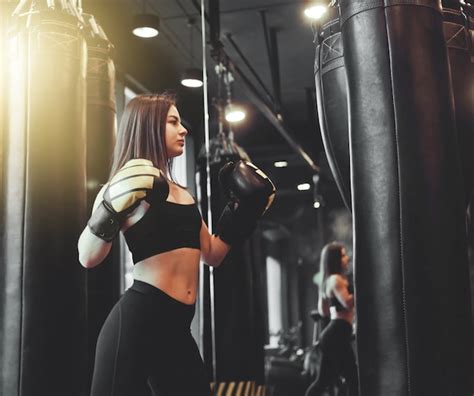 Colocar Chica En Ropa Deportiva Y Guantes De Boxeo Trenes Golpe Contra