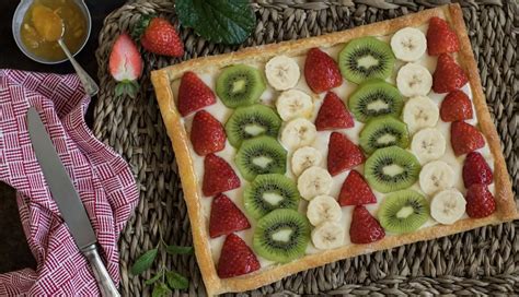 Tarta de hojaldre con frutas y natillas Nestlé Cocina Receta