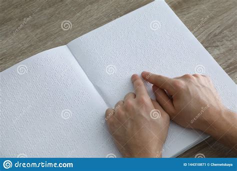 Livro De Leitura Do Homem Cego Escrito No Braile Na Tabela Imagem De