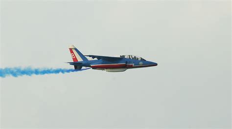 File:Patrouille-de-france-alpha-jet-profil.jpg