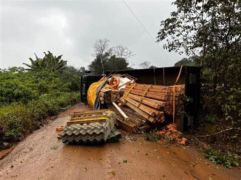 Carreta Carregada De Madeiras E Telhas De Amianto Tomba Na ERS 437 E