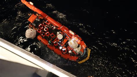 Migranti Concluso Il Soccorso Del Barcone Alla Deriva 440 Persone In