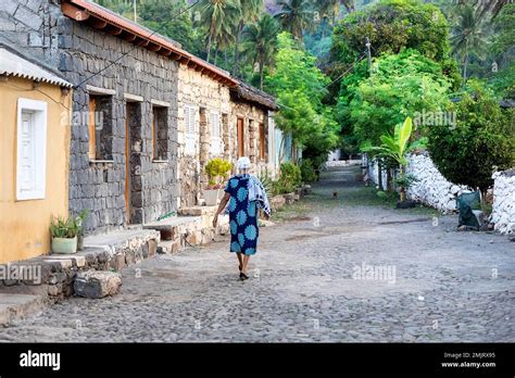 Mujer Local Caminando En Una Calle Rua Banana Con Casas Tradicionales