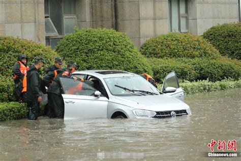 安徽合肥连夜暴雨引发城市内涝 武警官兵紧急救援 搜狐大视野 搜狐新闻