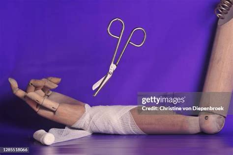 Broken Finger Recovery Photos and Premium High Res Pictures - Getty Images