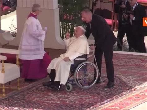 Domenica Delle Palme Papa Francesco Passa Con Il Papamobile E Saluta I