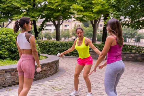 Latina Mädchen beim Sport in einem Park in der Stadt Lebensstil ein gesundes Leben Lehrer