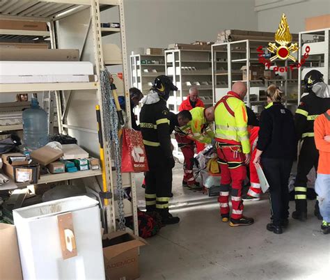 Operaio Cade Dal Tetto Di Un Capannone Grave Incidente Sul Lavoro A