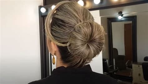 Cabeleireiro Mostra Como Fazer O Penteado Com Coque Mais Clássico De