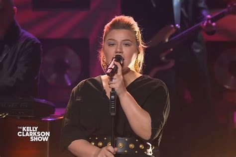 Kelly Clarkson Covers Taylor Swifts ‘clean It Feels Personal Wkky