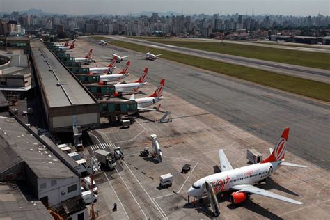 Avião fica preso em pista de taxiamento no Aeroporto de Congonhas